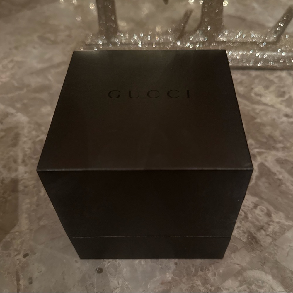 🩶EUC🩶 Gucci space grey and Silver Watch - Picture 5 of 8